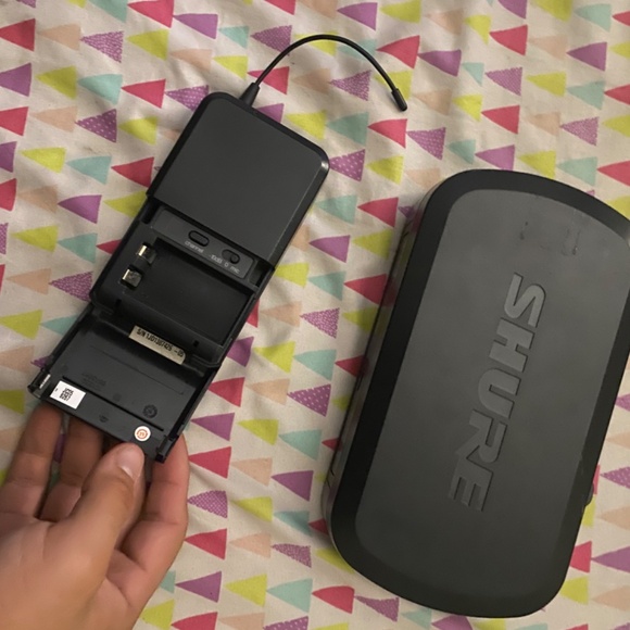 shure wireless system lav mic/ guitar wireless - Picture 2 of 5